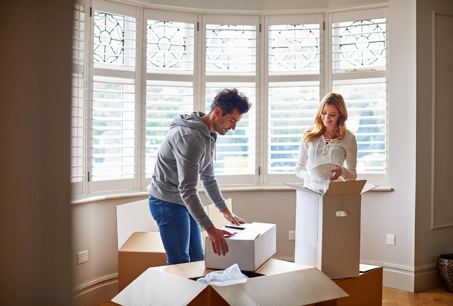 couple-moving-boxes