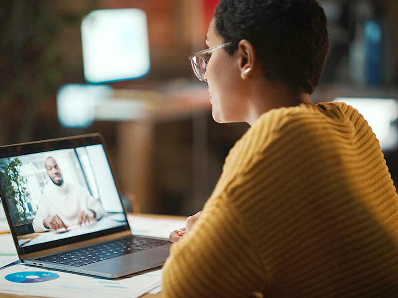 woman-talking-to-co-worker-on-screen