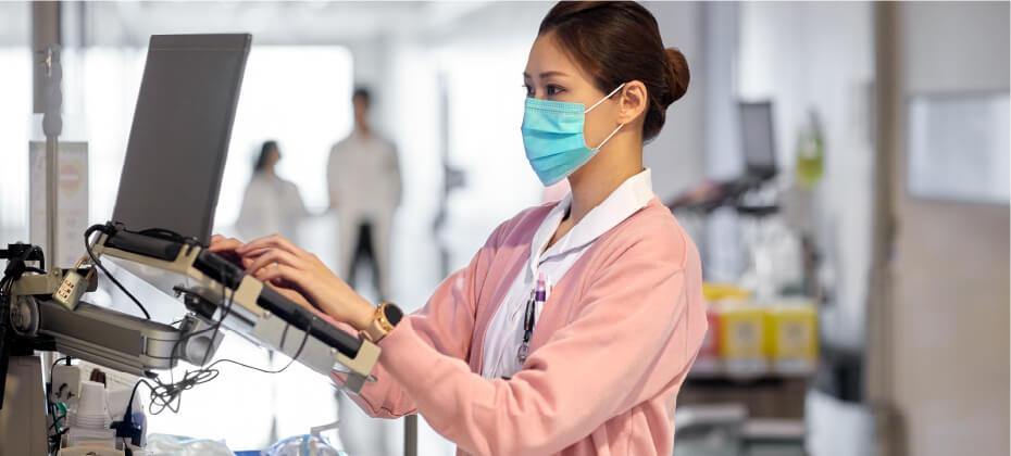 healthcare-worker-using-computer